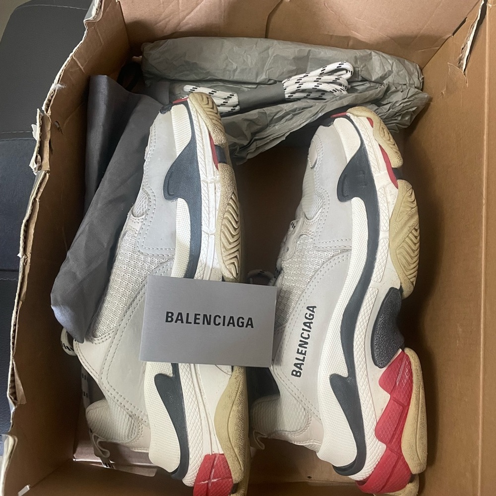 Balenciga woman sneakers wear 4 times but in good very good condition